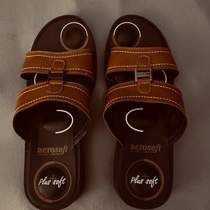 Aerosoft sandals, size 9, camel color